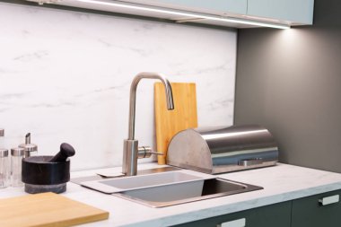 Modern bir mutfak tasarımında musluk ve lavabo..