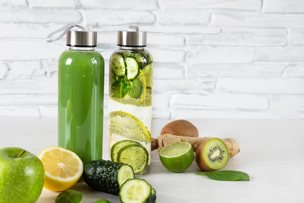 Varias Frutas Verduras Verdes Con Botellas Batido Agua Infundida Mesa — Foto de Stock