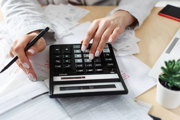 Kvinnan Håller Räkningar Och Beräknar Dem Arbetsplats Med Dator Miniräknare — Stockfoto