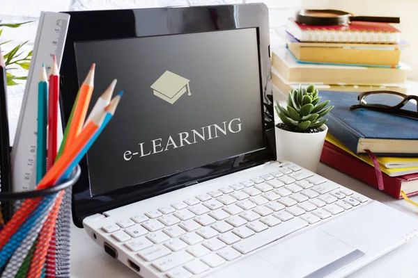ノートパソコンや本のある職場 Eラーニング オンライン教育の概念 インターネットを通しての距離学習 — ストック写真
