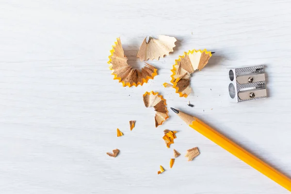 Pensil Kuning Dan Serutan Pada Pemandangan Atas Kayu Putih Konsep — Stok Foto