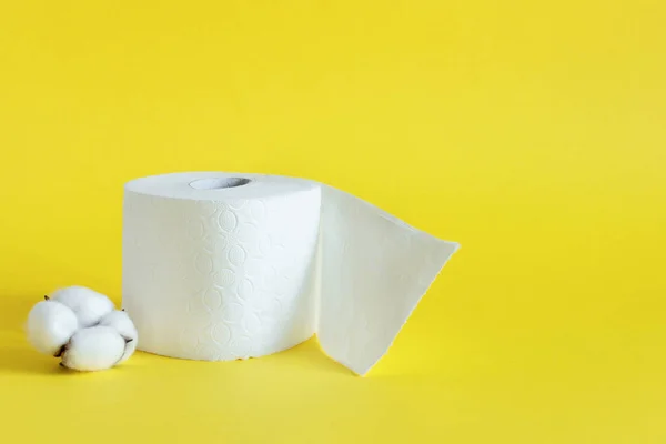 Rollen Papier Gele Achtergrond Zacht Katoenen Toiletpapier — Stockfoto
