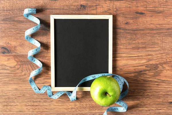 Green Apple Measuring Tape Chalkboard Text Top View Wooden Background — Stock Photo, Image