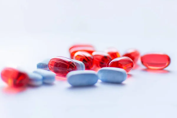 Beyaz Arka Planda Kırmızı Mavi Kapsüller Eczane Konsepti Geleneksel Ilaç — Stok fotoğraf