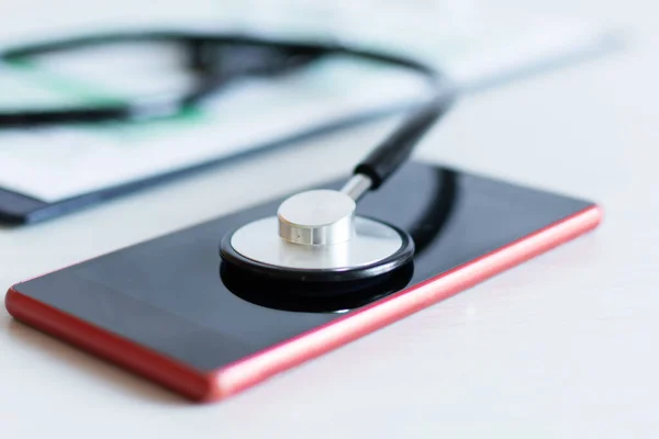 Stethoskop Auf Rotem Smartphone Auf Grauem Hintergrund Ruf Nach Arztterminkonzept — Stockfoto