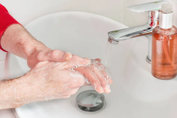 Mies Pesee Kädet Saippualla Modernissa Kylpyhuoneessa Pesuallaskromi Hana Flunssaviruksen Ehkäisy — kuvapankkivalokuva