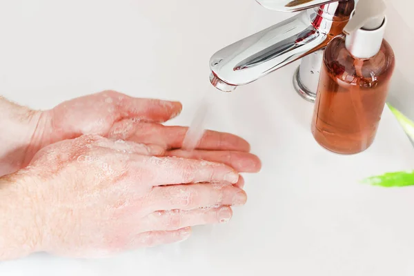 Mies Pesee Kädet Saippualla Modernissa Kylpyhuoneessa Pesuallaskromi Hana Flunssaviruksen Ehkäisy — kuvapankkivalokuva