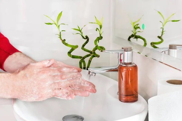 Mies Pesee Kädet Saippualla Modernissa Kylpyhuoneessa Pesuallas Virus Infektio Suojaa — kuvapankkivalokuva