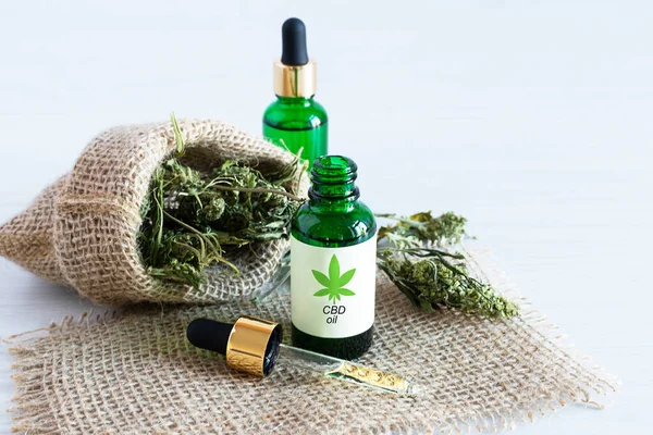 Бутылки Масла Cbd Сухими Листьями Конопли Белом Деревянном Столе Медицинское — стоковое фото