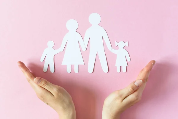 Las Manos Mujer Protegen Familia Papel Sobre Fondo Rosa Vista — Foto de Stock