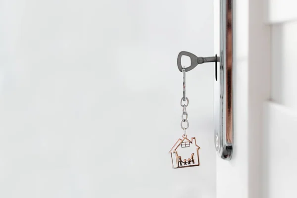 Anahtarlık Şeklinde Metal Anahtarlıkla Kapıyı Açtı Yeni Bir Eve Açılan — Stok fotoğraf