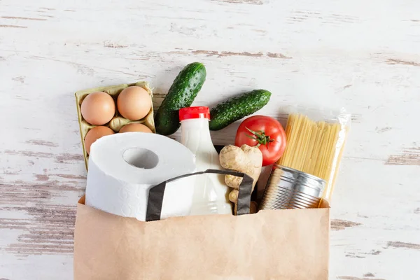 Saco Compras Papel Com Vários Alimentos Doação Alimentos Conceito Serviço — Fotografia de Stock