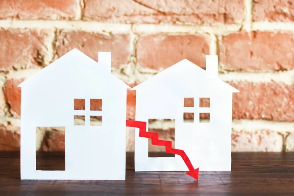 Kırmızı Okları Görünen Beyaz Evler Gayrimenkul Piyasası Düşüşü — Stok fotoğraf
