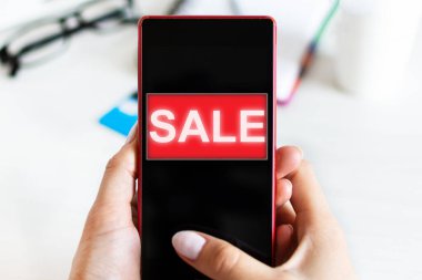 Çevrimiçi alışveriş için akıllı telefon kullanan kadın eller. Çevrimiçi dükkan, satış konsepti.