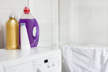 Çamaşır makinesi ve çamaşır deterjanı. Ev hanımı. Çamaşır yıkıyorum..