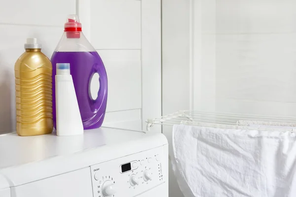 Tvättmaskin Och Tvättmedel Gel För Tvätt Hushåll Tvättkläder — Stockfoto
