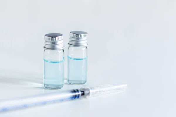 Medizinische Glasflaschen Und Spritzen Für Impfungen Ampullen Für Die Injektion — Stockfoto