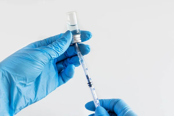 注射器とワクチンを持っている青い手袋の医者の手 予防接種の概念 — ストック写真