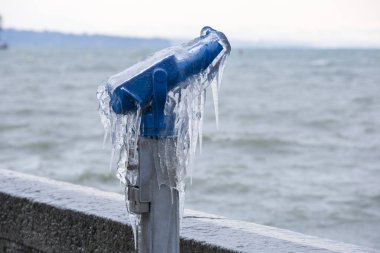Kışın donmuş dürbün
