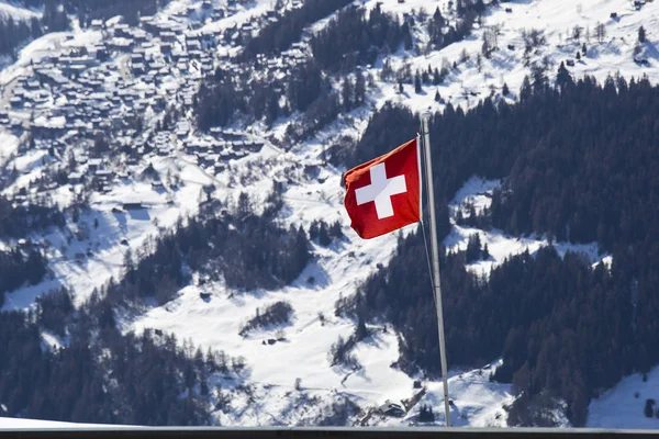 Dağlarda İsviçre bayrağı — Stok fotoğraf
