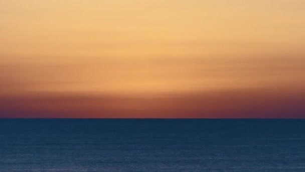 Salida del sol sobre el mar Mediterráneo — Vídeos de Stock