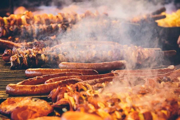 Brochettes de viande et saucisses barbecue Image En Vente