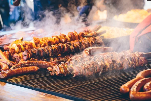 Brochettes de viande et saucisses barbecue Photo De Stock