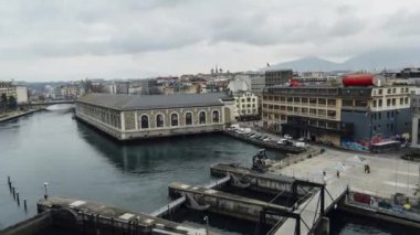 Hava dur hareket zaman atlamalı ön planda Rhone Nehri ile Geneva city Skyline.