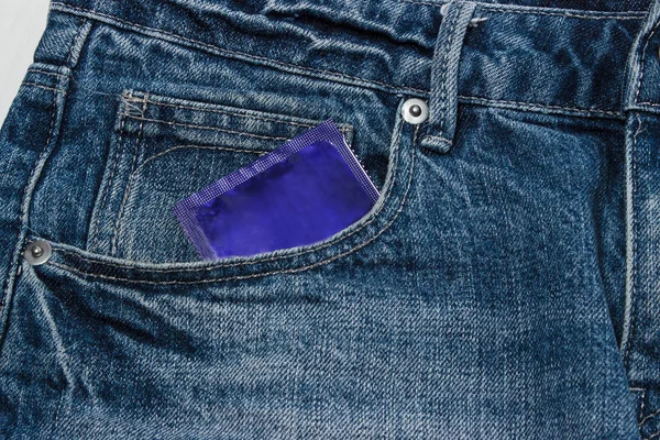 Preservativi in confezione in jeans . — Foto Stock