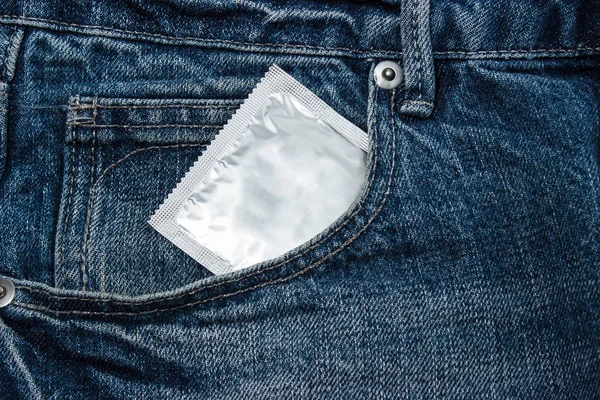Презервативи в упаковці в джинсах . — стокове фото