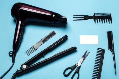 Mavi arkaplan görünümünde taraklar ve kuaför araçları