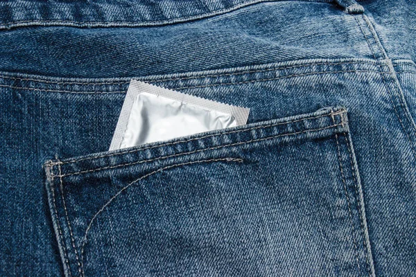 Презервативы в джинсах . — стоковое фото