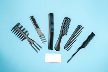 Mavi arkaplan görünümünde taraklar ve kuaför araçları