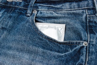 Prezervatif'kot pantolon pakette.