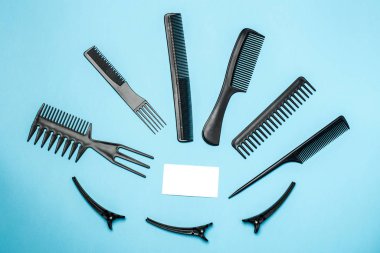 Mavi arkaplan görünümünde taraklar ve kuaför araçları