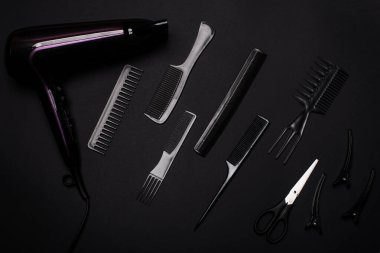 Siyah arkaplan görünümlü taraklar ve kuaför araçları