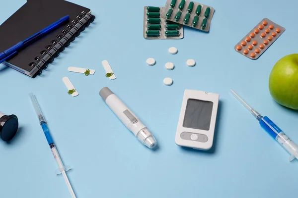 Медицина, охорона здоров'я, технології та концепція онлайн-аптеки. Діабетик вимірює глюкозу крові . — стокове фото