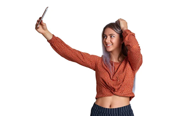Mutlu genç kız hayattan zevk alıyor. Kız sevinir ve gülümser selfie çeker..