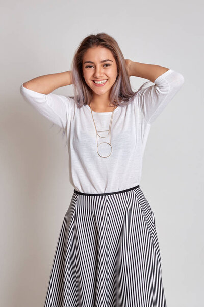 Счастливая молодая девушка радуется жизни. Девушка радуется и улыбается, достигнув цели
.