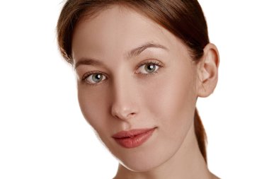 Temiz ciltli güzel bir genç kadın. Yüz bakımı. Kozmetik, güzellik ve kaplıca. Doğal cilt temizliği, yakın plan yüz.