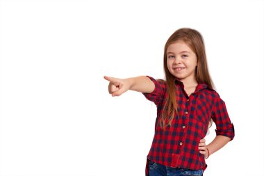 Duygusal yüz ifadesi olan ergen bir kız. Beyaz arka planda izole edilmiş güzel bir kadın portresi..