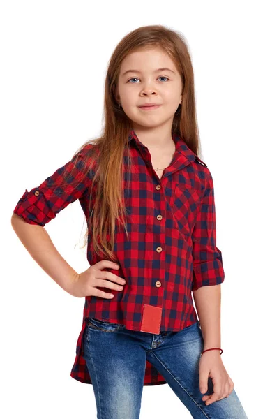 Duygusal yüz ifadesi olan ergen bir kız. Beyaz arka planda izole edilmiş güzel bir kadın portresi..