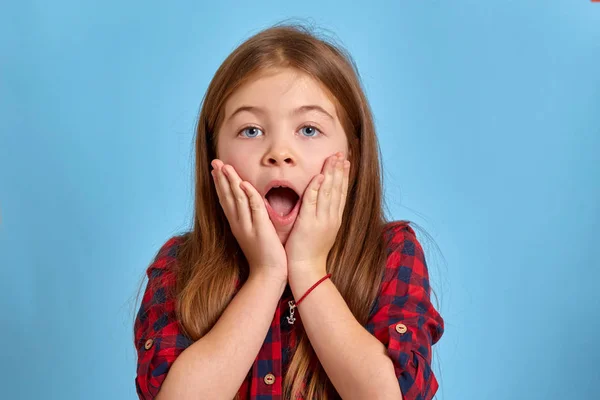 Teenager-Mädchen mit emotionalem Gesichtsausdruck. schöne weibliche Halblänge Porträt isoliert auf weißem Hintergrund. — Stockfoto