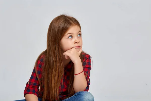 Adolescente con expresión facial emocional. Hermoso retrato femenino de media longitud aislado sobre fondo litg . — Foto de Stock