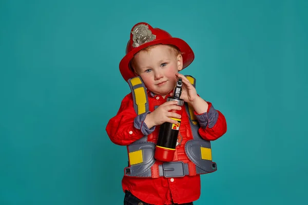 Niño disfraz bombero fotos de stock, imágenes de Niño disfraz bombero sin  royalties