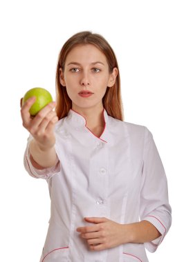 Beyaz önlüklü bir kadın doktorun yakın plan fotoğrafı. Doktor tıbbi geçmişin ve ilaçların kayıtlarını izliyor. 