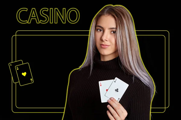 Poker oyunu konsepti. Kumarhane unsurları olan siyah arka plan afişi, iskambil kartları, zar. Poker konsepti. Kumarhane elemanları ile siyah arka planda bir kız, kağıt oynuyor..