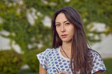 Elektronik Sigara Teknolojisi. Tütün Iqos sistemi. Isıtma yastığıyla elektrikli sigara içen bir kızın yakın çekimi. tütün ısıtma sistemi. Kadın ellerinde elektronik sigara..