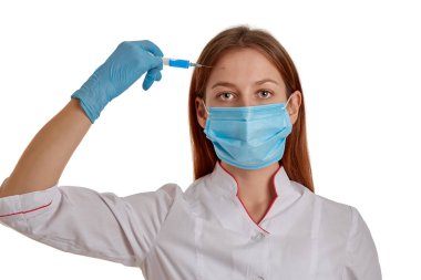 Doktor, Coronavirus 2019-ncov için bir şırınga tutuyor. Solunum maskeli bir hemşire kendini Çin 'den hızla yayılan yeni bir koronavirüsten korur..