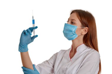 Doktor, Coronavirus 2019-ncov için bir şırınga tutuyor. Solunum maskeli bir hemşire kendini Çin 'den hızla yayılan yeni bir koronavirüsten korur..